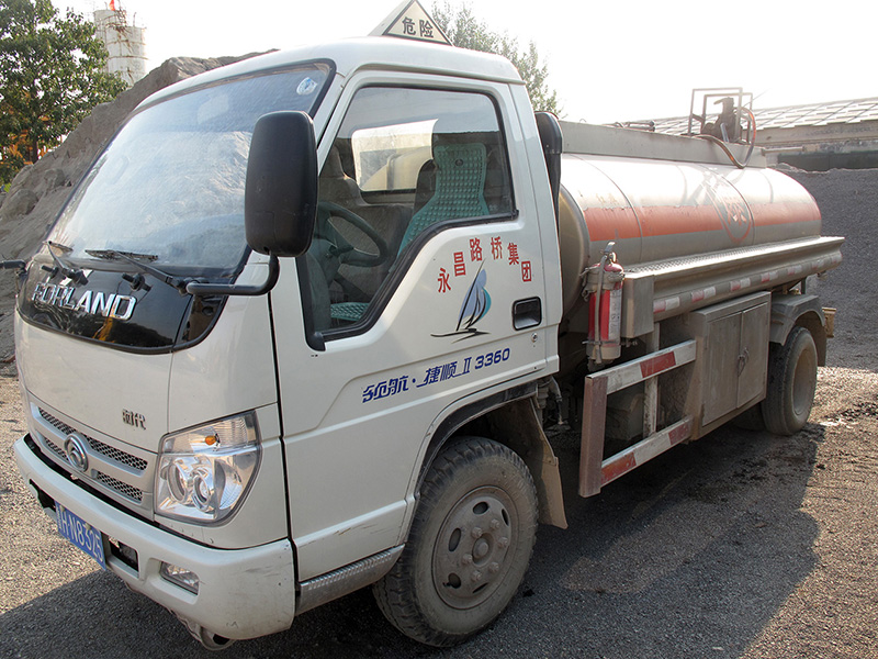 運輸設備：加油車